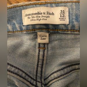 Abercrombie & Fitch Curve Love The ‘90s Slim Straight Ultra High Rise Jeans